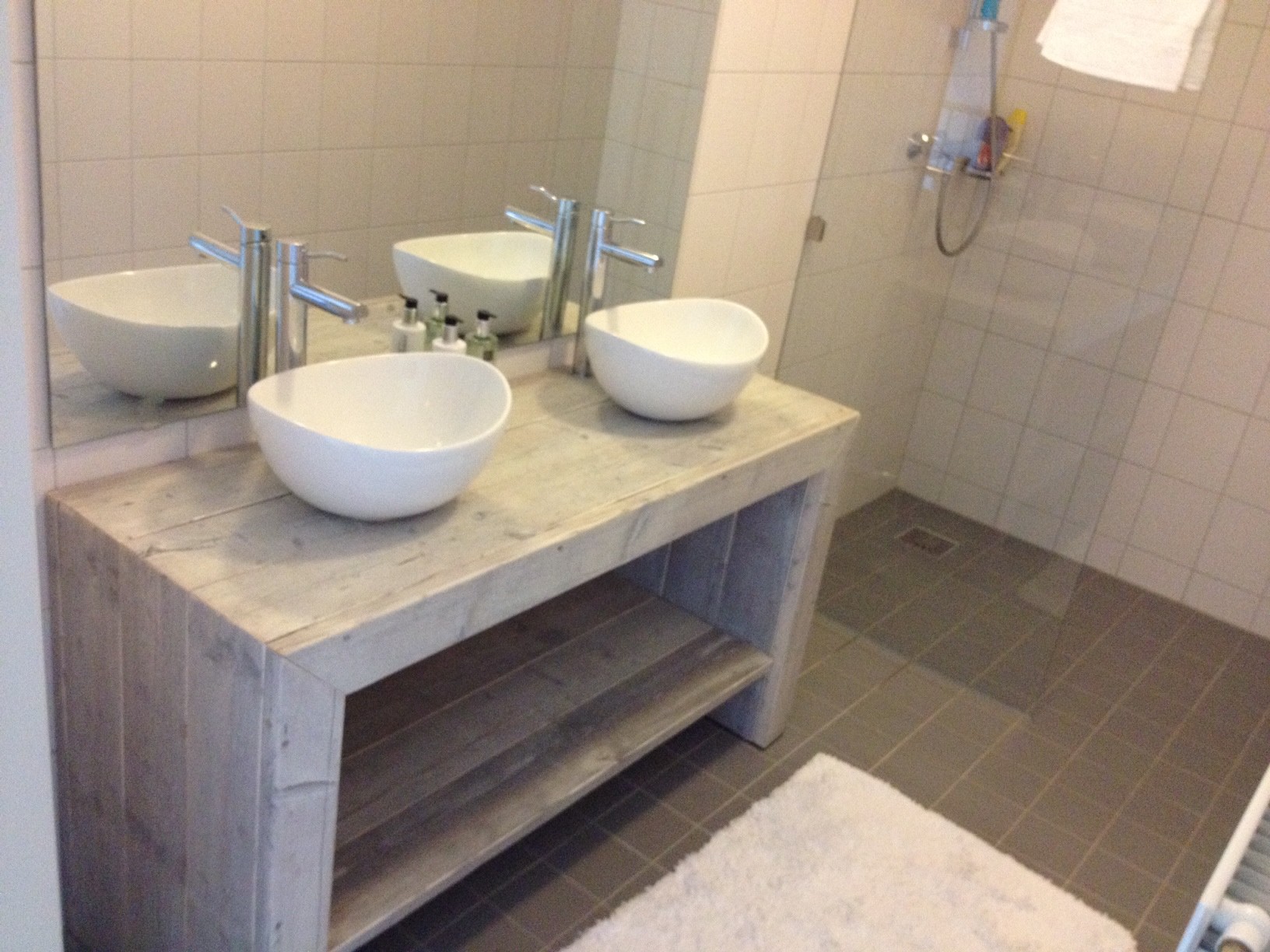schuintrekken Besmettelijk Ochtend Steigerhout in de badkamer: slim of onverstandig?